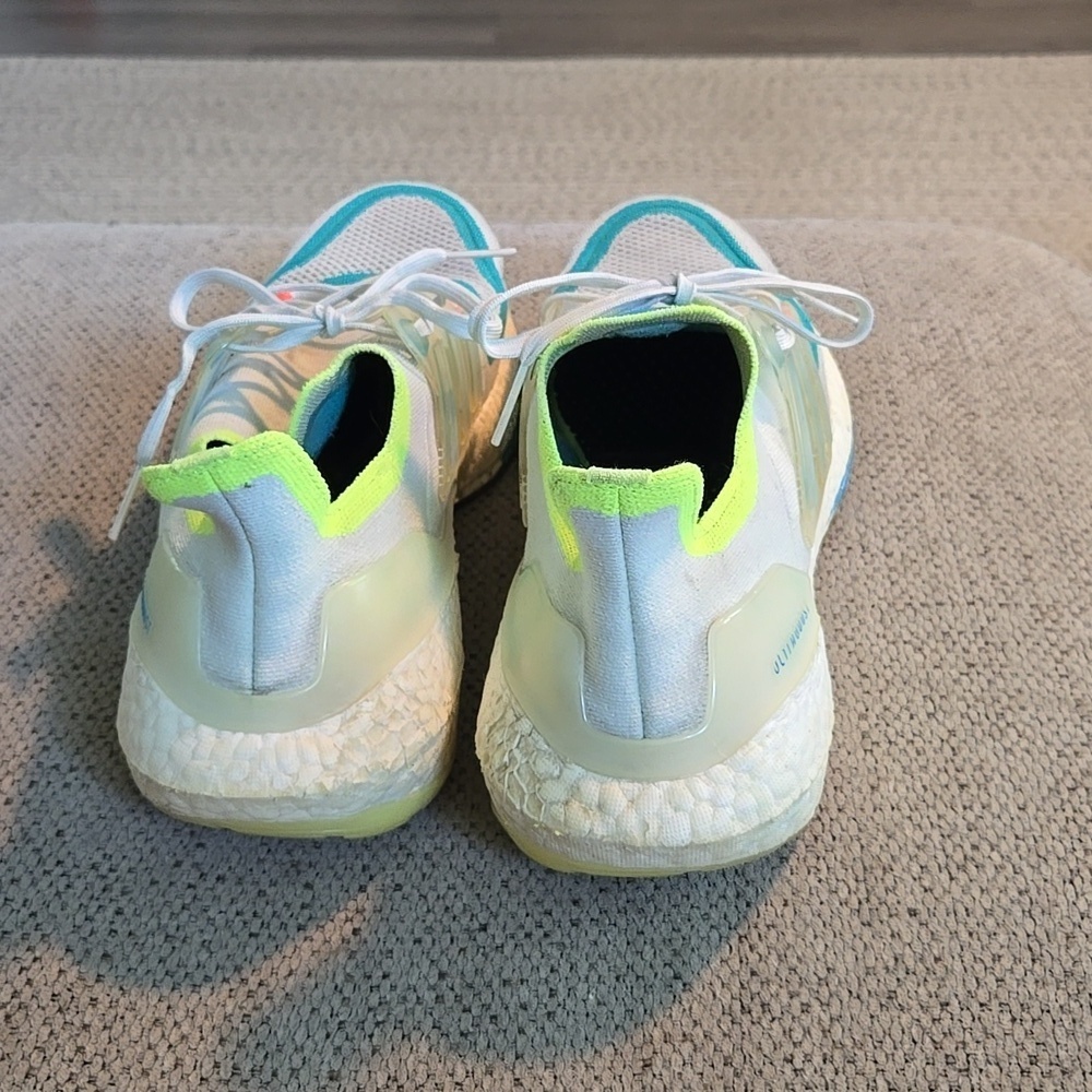 Adidas Ultraboost 22 - Picture 3 of 5